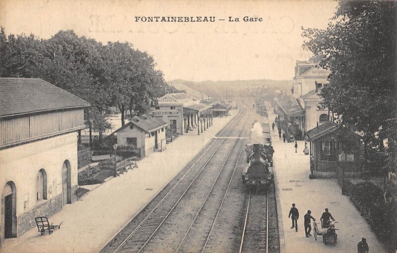 Carte postale ancienne Fontainebleau - La Gare - Train à Fontainebleau