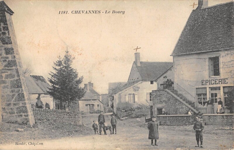 Carte postale ancienne Chevannes Changy - Le Bourg à Chevannes-Changy