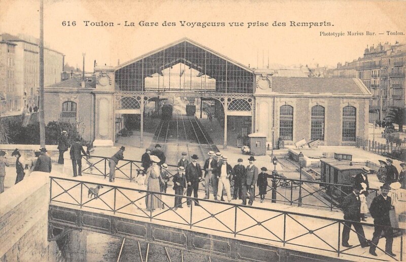 Carte postale ancienne Toulon - La Gare Des Voyageurs - Vue Prise Des Remparts à Toulon