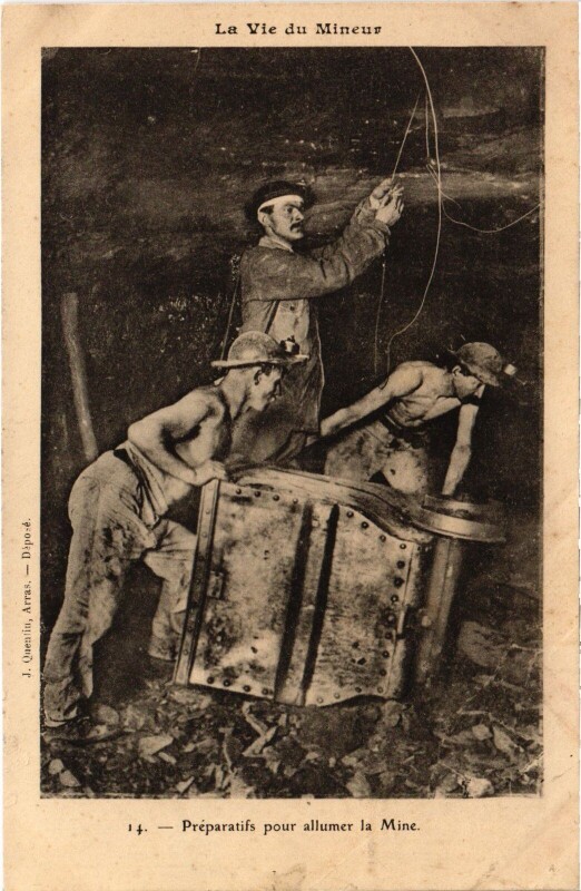 Carte postale ancienne La vie du mineur Preparatifs pour allumer la mine Mining