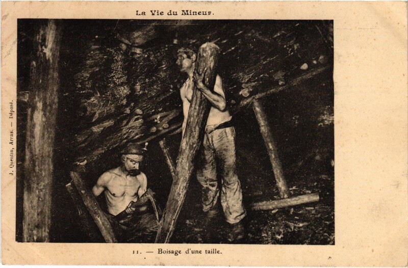 Carte postale ancienne La vie du mineur Boisage d'une taille Mining