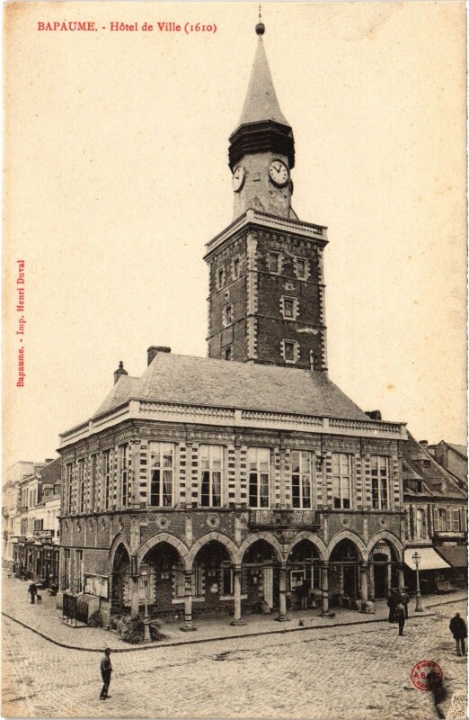 Carte postale ancienne Bapaume Hotel de Ville à Bapaume