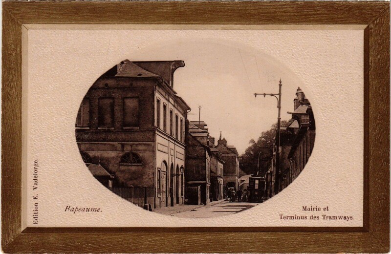 Carte postale ancienne Bapaume Mairie terminus des Tramways à Bapaume