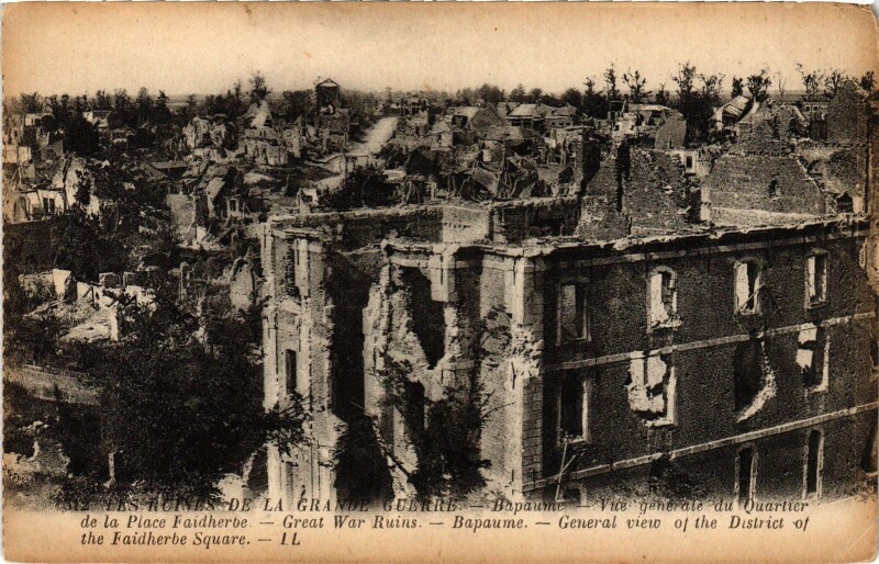 Carte postale ancienne Bapaume Place FAidherbe Guerre à Bapaume