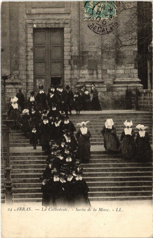 Carte postale ancienne Arras La Cathédrale Sortie de la messe à Arras