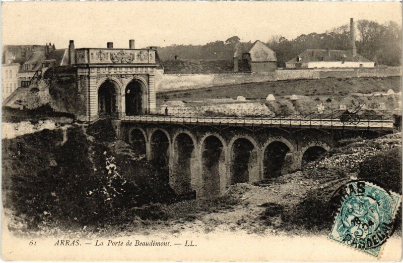 Carte postale ancienne Arras Porte de Beaudimont à Arras