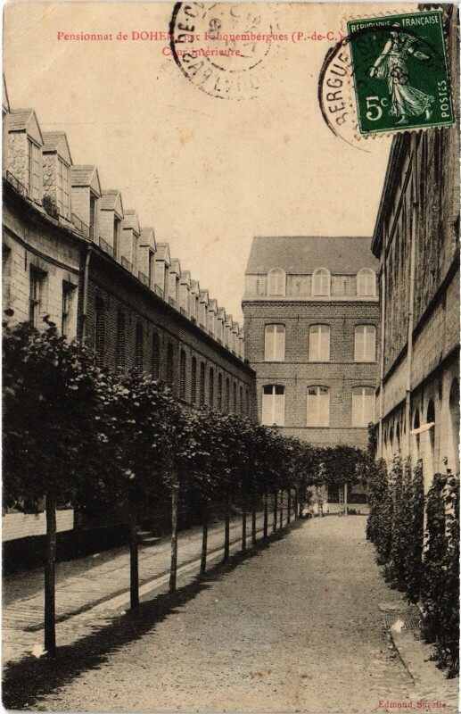 Carte postale ancienne Fauquembergues Pensionnat de Dohem cour interieur à Dohem