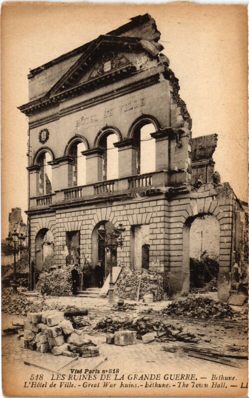 Carte postale ancienne Béthune Hotel de Ville Guerre à Béthune