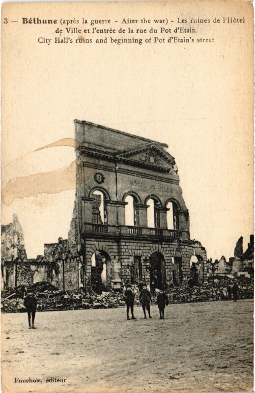 Carte postale ancienne Béthune Hotel de Ville Guerre à Béthune