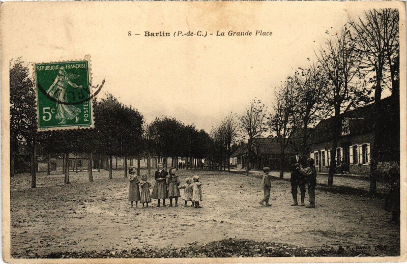 Carte postale ancienne Barlin Grande Place à Barlin