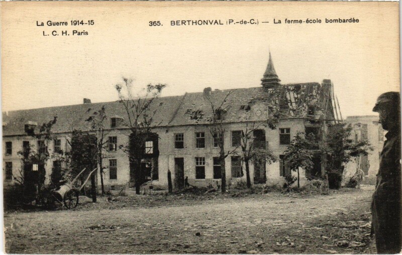 Carte postale ancienne Berthonval Ferme-Ecole Guerre
