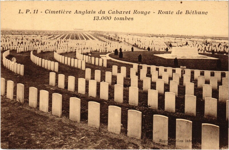 Carte postale ancienne Route de Béthune Cimetiere Anglais du Cabaret Rouge à Béthune