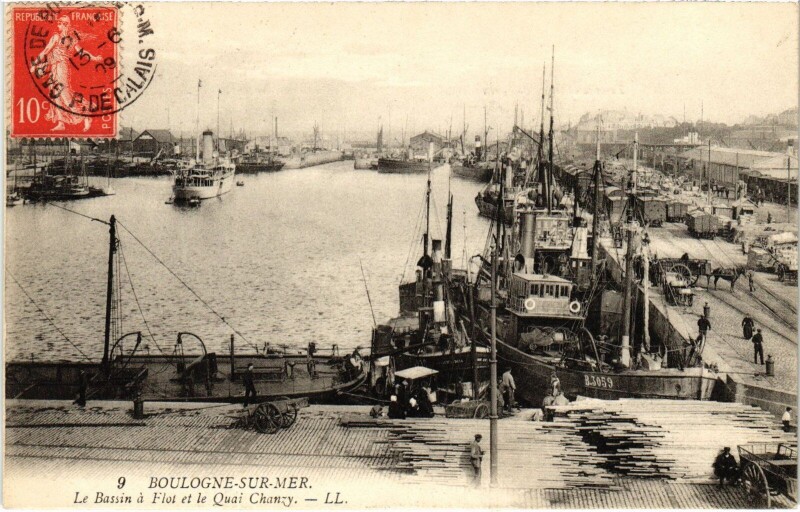 Carte postale ancienne Boulogne-sur-Mer Le Bassin a Flot et le Quai Chanzy à Boulogne-sur-Mer
