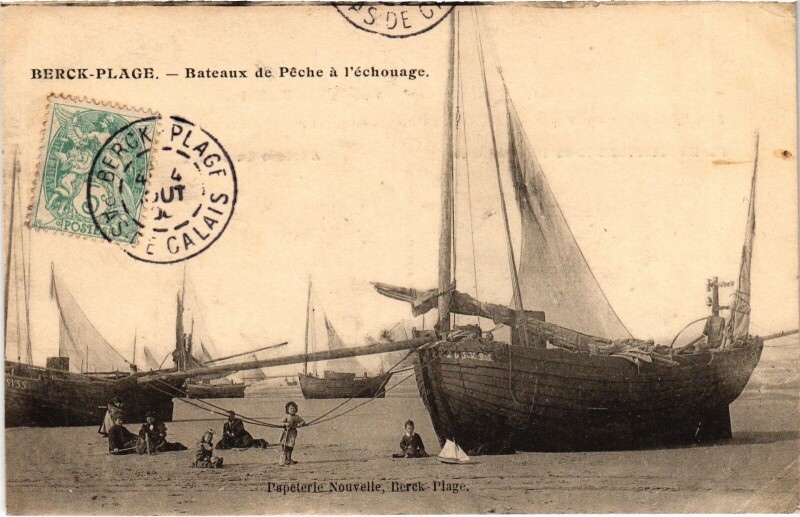 Carte postale ancienne Berck-Plage Bateaux de Peche a l'echouage à Berck
