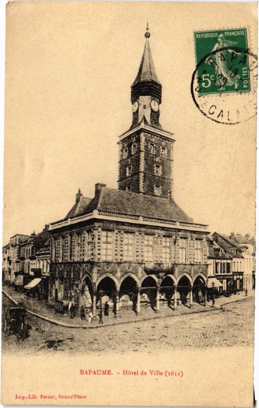 Carte postale ancienne Bapaume Hotel de Ville à Bapaume