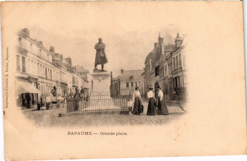 Carte postale ancienne Bapaume Grande Place à Bapaume
