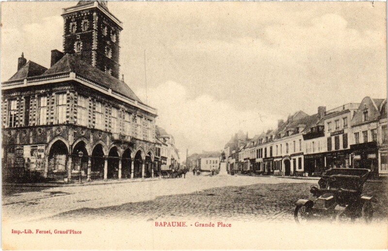 Carte postale ancienne Bapaume Grande Place à Bapaume