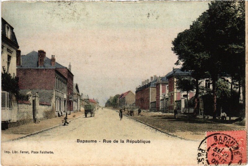Carte postale ancienne Bapaume Rue de la République à Bapaume