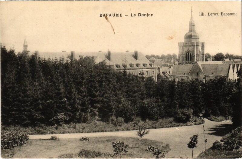 Carte postale ancienne Bapaume Le Donjon à Bapaume