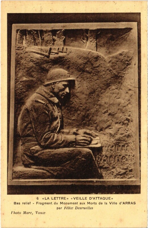 Carte postale ancienne Relief Arras Monument aux morts à Arras