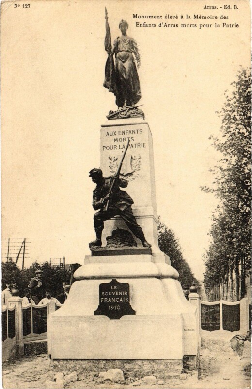 Carte postale ancienne Arras Monument aux morts à Arras