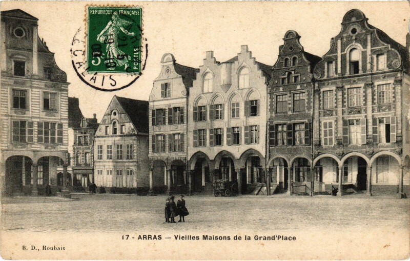 Carte postale ancienne Arras Grande Place vieiles maisons à Arras