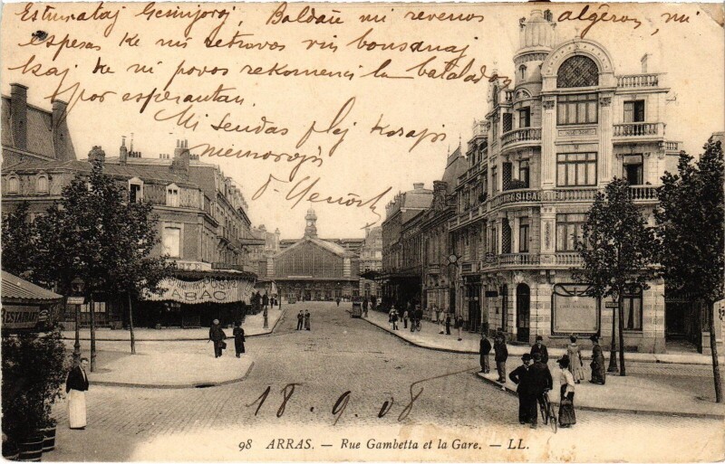 Carte postale ancienne Arras Rue gambetta et la Gare à Arras