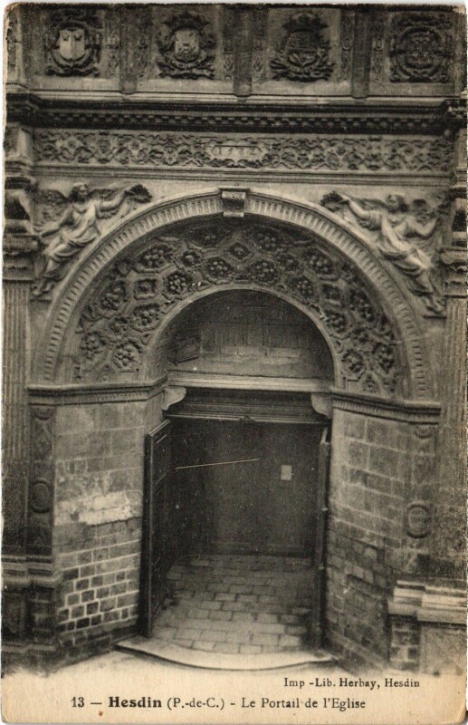 Carte postale ancienne Hesdin Portail de l'Eglise à Hesdin