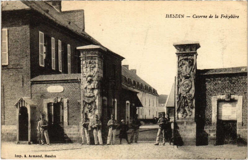Carte postale ancienne Hesdin Caserne de la Frézeliere à Hesdin