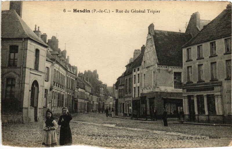 Carte postale ancienne Hesdin Rue du Général Tripier à Hesdin