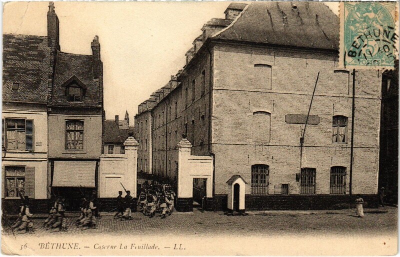 Carte postale ancienne Béthune Caserne La Feuillade à Béthune