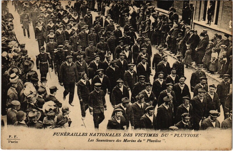 Carte postale ancienne Funérailles Victimes Calais Pluvoise Sauveteurs à Calais