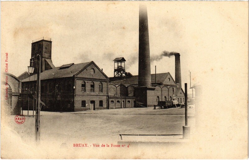 Carte postale ancienne Bruay Vue d la Fosse no 4 Mining