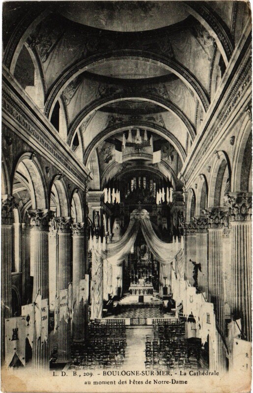 Carte postale ancienne Boulogne-sur-Mer La Cathédrale Fetes de Notre-Dame à Boulogne-sur-Mer