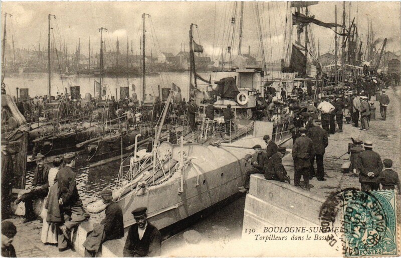 Carte postale ancienne Boulogne-sur-Mer Torpilleur dans le bassin à Boulogne-sur-Mer