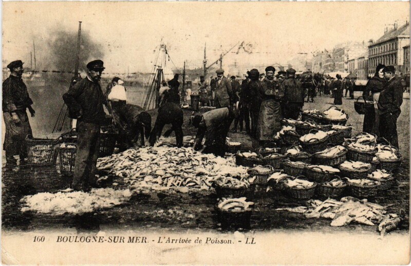 Carte postale ancienne Boulogne-sur-Mer Arrivée de Poisson à Boulogne-sur-Mer