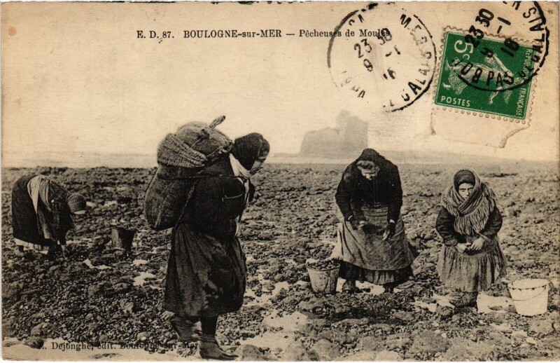 Carte postale ancienne Boulogne-sur-Mer Pecheuses de Moules à Boulogne-sur-Mer