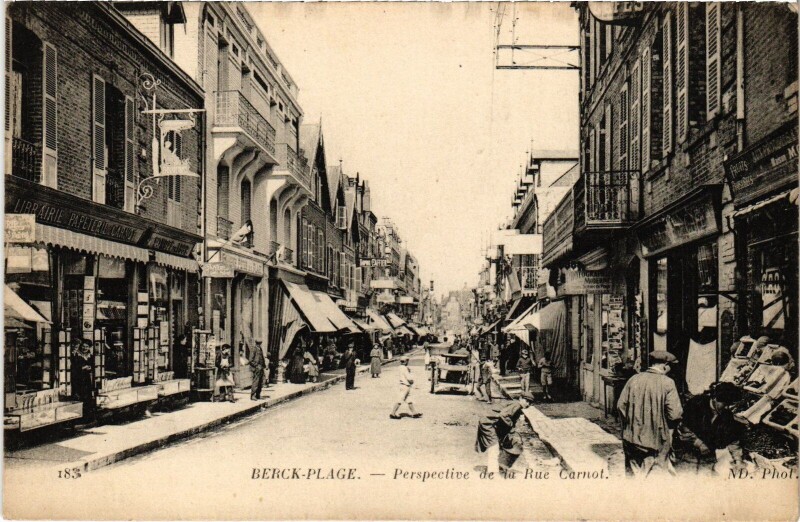 Carte postale ancienne Berck-Plage Perspective de la Rue Carnot à Berck