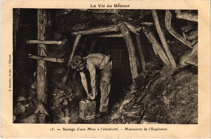 Carte postale ancienne La vie du mineur Sautage d'une mine a l'electricité Mining