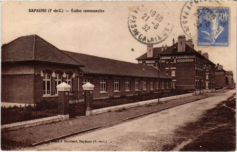 Carte postale ancienne Bapaume Ecoles communales à Bapaume