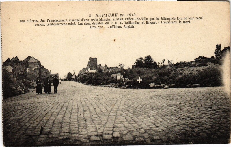 Carte postale ancienne Bapaume Rue d'Arras Guerre à Arras