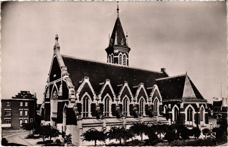 Carte postale ancienne Bapaume Eglise à Bapaume