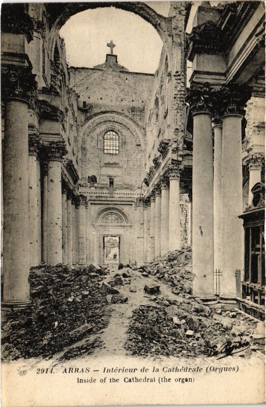 Carte postale ancienne Arras Cathédrale interieur Guerre à Arras