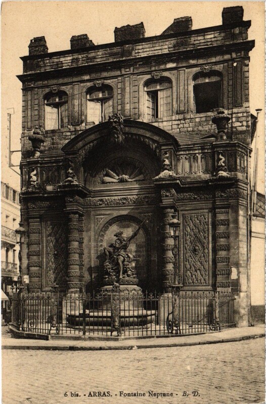 Carte postale ancienne Arras Fontaine Neptune à Arras
