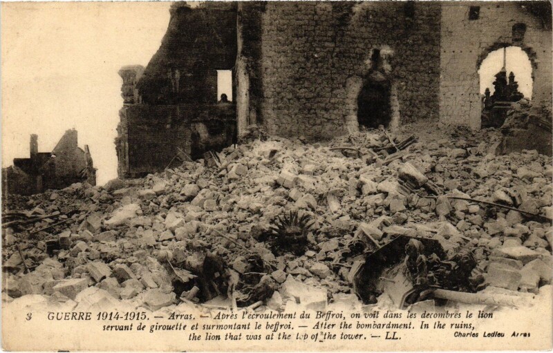 Carte postale ancienne Arras Beffroi le lion Guerre à Arras