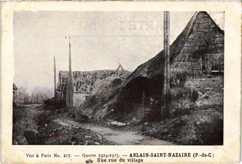 Carte postale ancienne Ablain-Saint-Nazaire une rue Guerre à Ablain-Saint-Nazaire