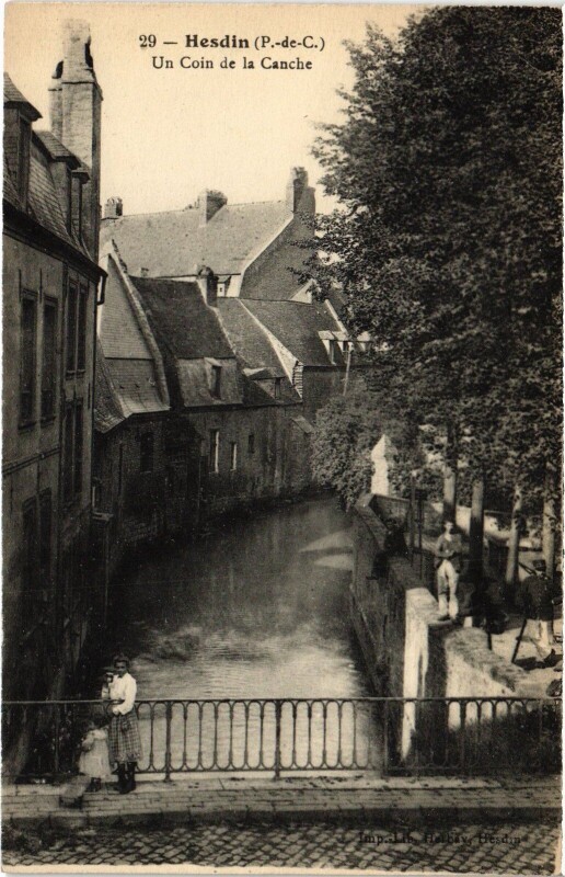 Carte postale ancienne Hesdin un coin de la Canche à Hesdin