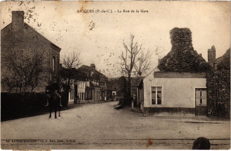 Carte postale ancienne Licques Rue de la Gare à Licques