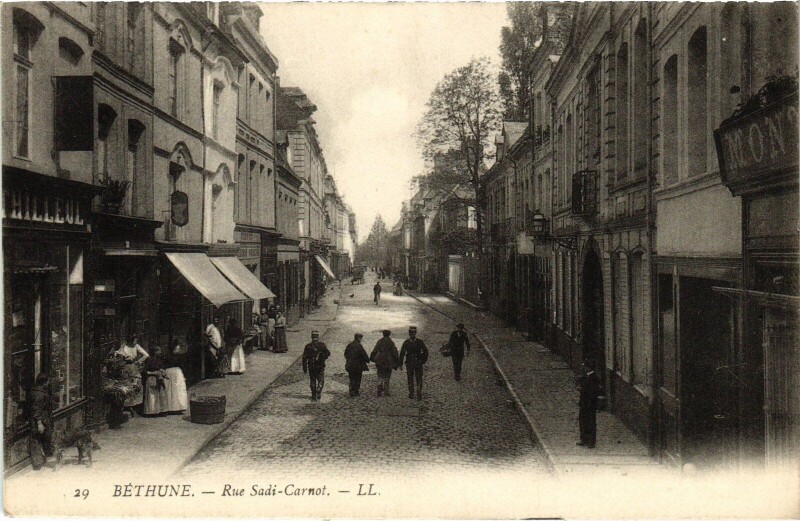 Carte postale ancienne Béthune Rue Sadi-Carnot à Béthune