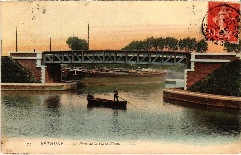 Carte postale ancienne Béthune Pont de la Gare d'Eau à Béthune